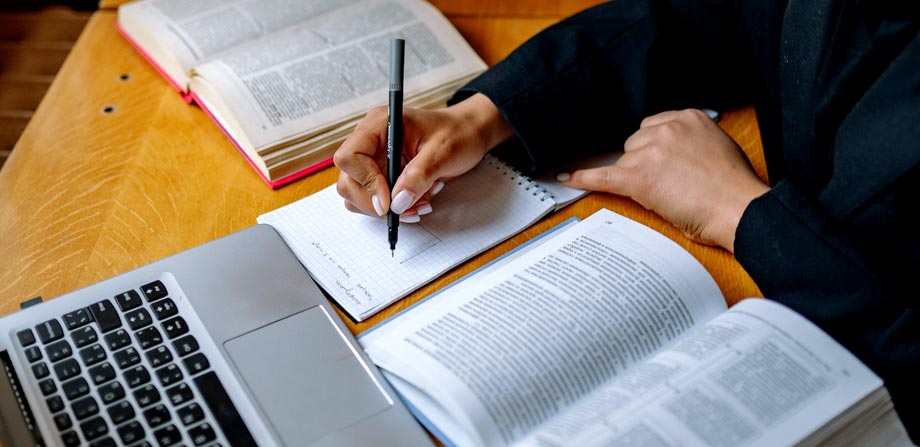 Conoce consejos para adaptarte a la vida universitaria, organizar tus estudios y enfrentar los desafíos del primer año.