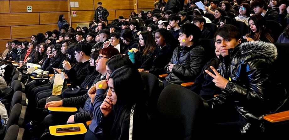 estudiantes UTEM miran un congreso dentro de auditorio